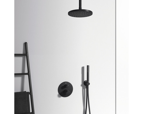 Duschset mit Kopfbrause, Handbrause und Thermostatarmatur im Badezimmer