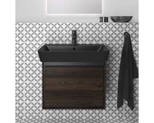 Badezimmerwaschtisch mit Unterschrank und geometrischem Fliesenmuster