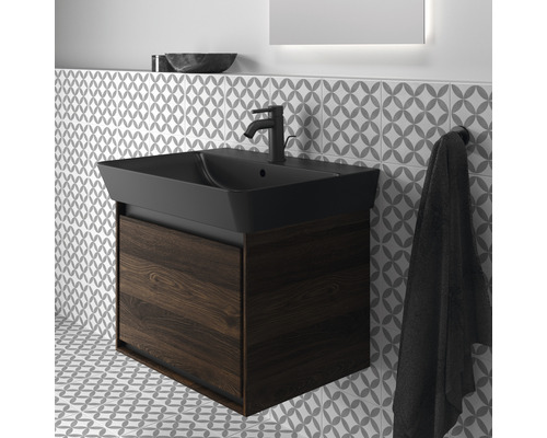 Badezimmer mit Waschtisch aus Holz und Aufsatzwaschbecken