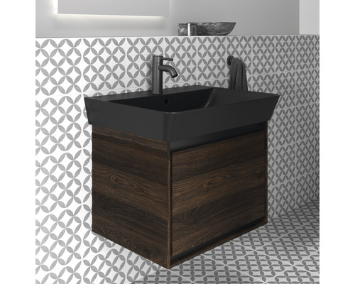 Waschtischkombination mit Holzunterschrank und Aufsatzwaschbecken im Badezimmer.