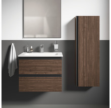 Badezimmer mit Waschtischunterschrank, Spiegel und Hochschrank