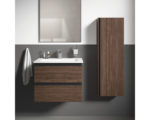 Badezimmer mit Waschtischunterschrank, Spiegel und Hochschrank