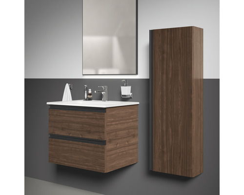 Badezimmer mit Waschtischunterschrank, Spiegel und Hochschrank