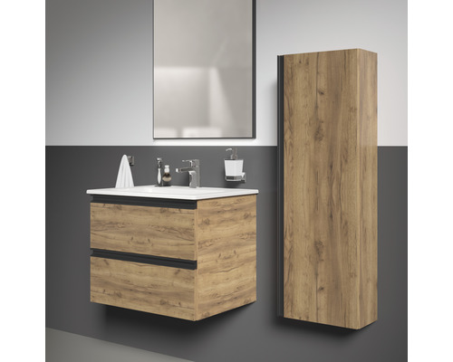 Badezimmer mit Waschtischunterschrank, Waschbecken, Spiegelschrank und Hochschrank in Holzoptik