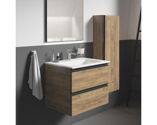 Badezimmer mit Waschtischunterschrank, Spiegelschrank und Hochschrank in Holzoptik