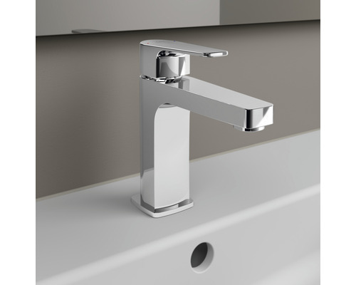 Einzelner Waschtischmischer auf einem Waschbecken