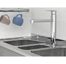 Küchenszene mit Spültischarmatur und Spülbecken