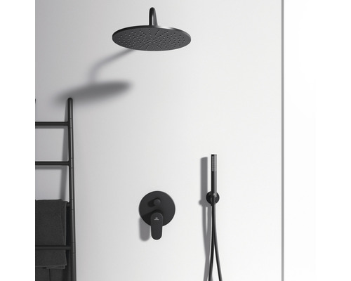 Duscharmatur mit Kopfbrause, Handbrause und Brauseschlauch vor einer weißen Wand