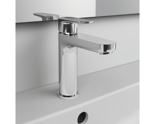 Glänzender Waschtischmischer auf einem Waschbecken