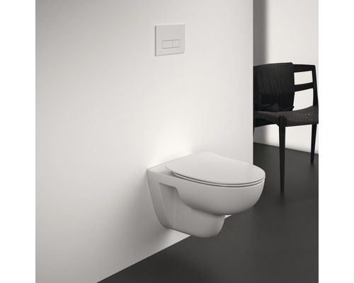 Wandhängendes WC mit Betätigungsplatte in einem hellen Badezimmer.