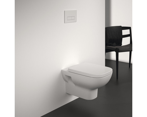 Wandhängendes WC mit Betätigungsplatte im Badezimmer.