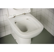 Weißes Tiefspül-WC mit offenem Toilettendeckel vor Wandfliesen