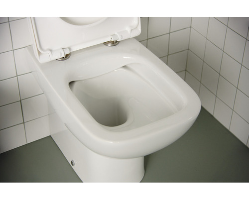 Weißes Tiefspül-WC mit offenem Toilettendeckel vor Wandfliesen