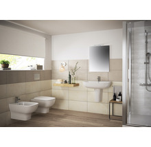 Badezimmer mit Toilette, Bidet, Waschbecken, Spiegel und Dusche