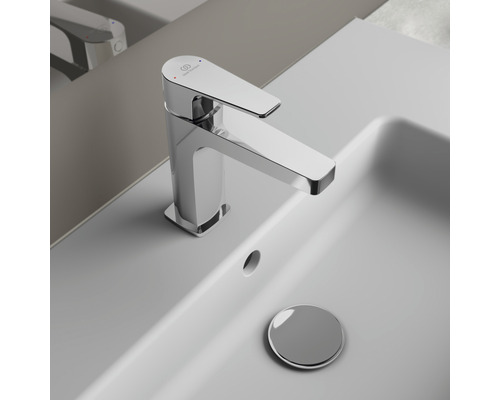 Waschtischarmatur aus Metall auf einem Waschbecken