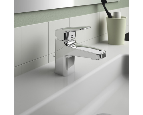 Waschtischarmatur im Badezimmer auf Waschbecken