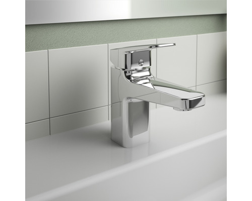 Waschtischarmatur aus Metall auf einem Waschbecken