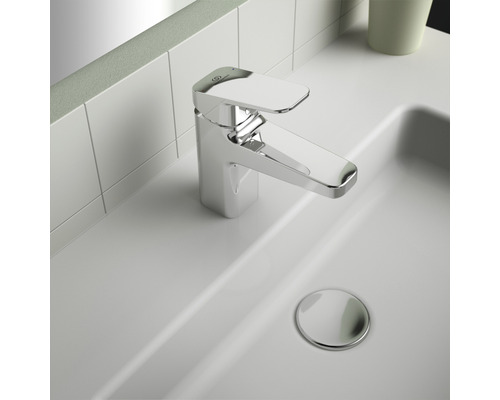 Einhebelmischer aus Metall im Waschbecken