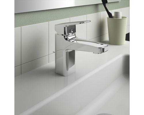 Glänzende Armatur auf einem Waschbecken im Badezimmer.