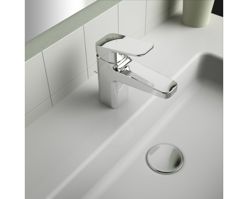 Waschtischarmatur aus Chrom auf einem Waschbecken