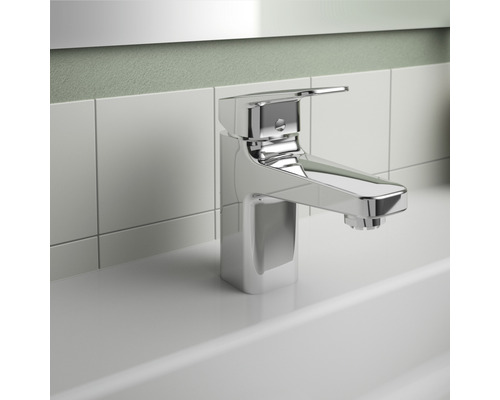 Waschtischarmatur aus Metall auf einem Waschbecken