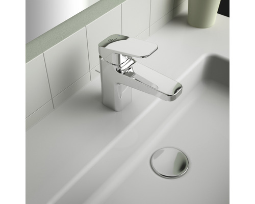 Glänzender Wasserhahn auf einem Waschbecken