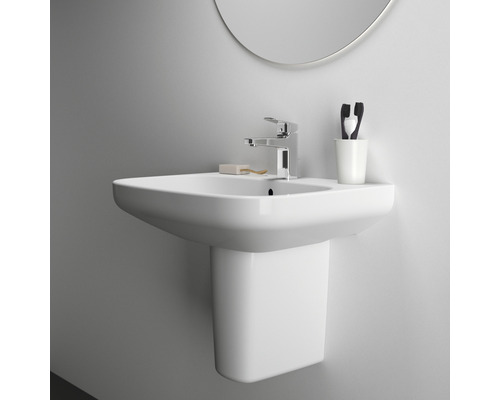 Waschtisch mit Armatur, Seife und Zahnbürsten in einem hellen Badezimmer