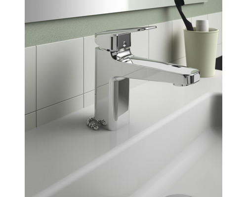 Waschtischarmatur aus Metall auf einem Waschbecken