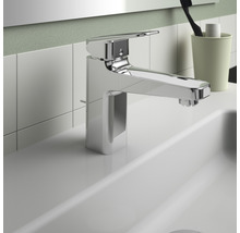 Glänzende Waschtischarmatur im Badezimmer