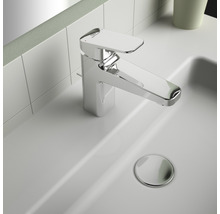 Auf einem Waschbecken montierte Armatur