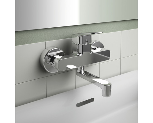 Wandarmatur aus Chrom über einem Waschbecken montiert.