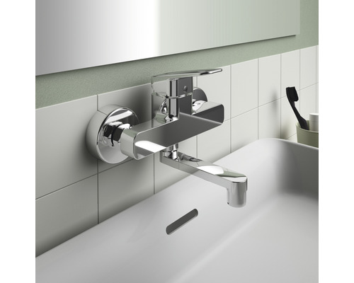 Verchromter Waschtischmischer über einem Waschbecken