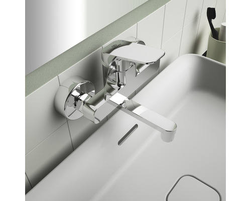 Wandmontierte Waschtischarmatur aus Metall an einem Waschbecken