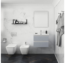 Modernes Badezimmer mit Toilette, Bidet, Waschtischunterschrank, Spiegel und Regal