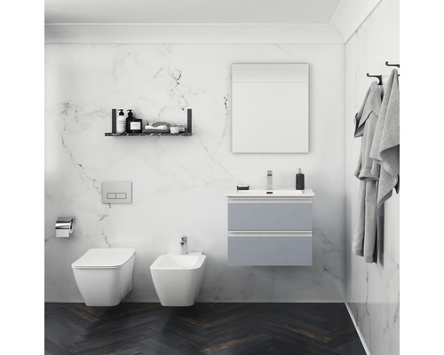 Modernes Badezimmer mit Toilette, Bidet, Waschtischunterschrank, Spiegel und Regal