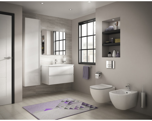 Modernes Badezimmer mit Waschtisch, Toilette und Bidet.