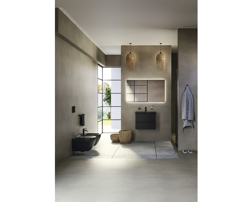 Modernes Badezimmer mit Bidet, Waschbeckenunterschrank, Spiegel und Beleuchtung