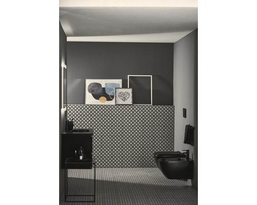 Badezimmer mit Waschtisch, Bidet und geometrischen Fliesen