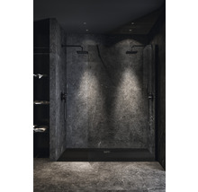 Dunkles Badezimmer mit ebenerdiger Dusche, Duschkopf und Armaturen