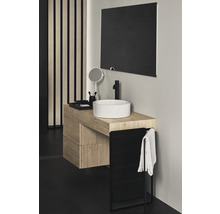 Modernes Badezimmer mit Waschtisch, Spiegel und Handtuchhalter