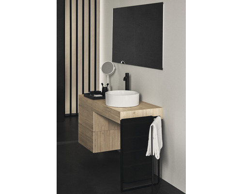 Modernes Badezimmer mit Waschtisch, Spiegel und Handtuchhalter
