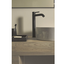 Waschtischarmatur und Waschbecken auf einem Holztisch mit Seife und Zahnbürste