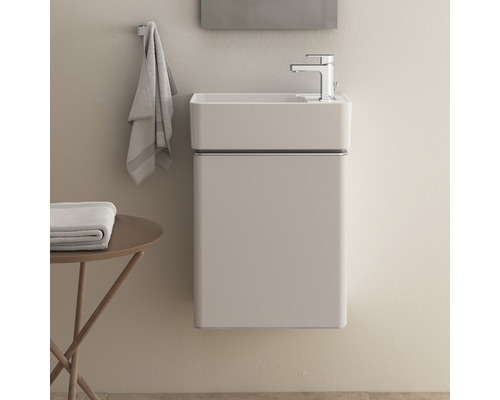 Badezimmer mit Hänge-Waschtisch, Armatur, Handtuch und Beistelltisch