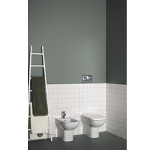 Badezimmer mit Bidet, Toilette, weißem Handtuchhalter und weißen Fliesen