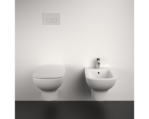 Wandhängendes WC mit Bidet und Betätigungsplatte vor einer Wand.