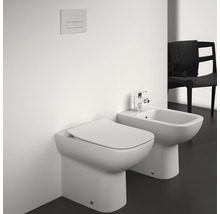 Modernes Badezimmer mit Toilette, Bidet und Betätigungsplatte