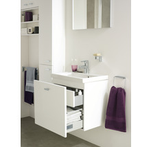 Badezimmer mit Waschbeckenunterschrank, Spiegelschrank und Handtuchhaltern für die Badtextilien.