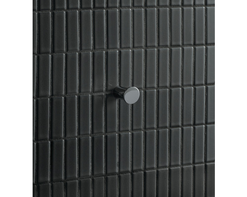 Einzelner runder Handtuchhaken an einer dunklen, rechteckigen Fliesenfassade