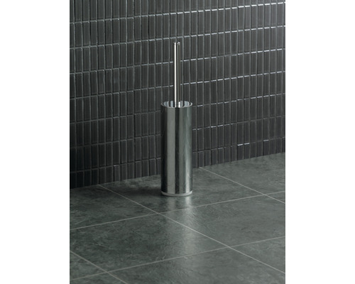 Toilettenbürste aus Metall mit Halterung vor gefliester Wand