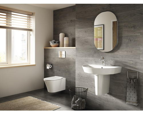 Modernes Badezimmer mit Waschtisch, Spiegel, Toilette und Holzoptik